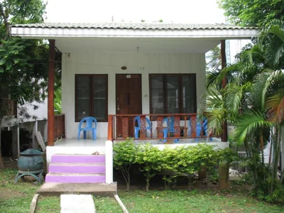 Bungalow para 4 personas con 4 camas individuales y aire acondicionado — Thai Dee Garden Resort