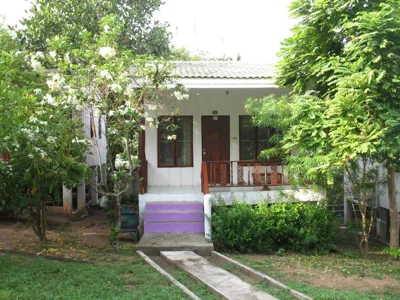 Bungalow para 4 personas con 4 camas individuales y ventilador — Thai Dee Garden Resort